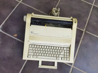 Máquina de escribir eléctrica TWEN T180