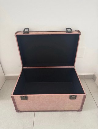 Baúl rosa vintage con cierres metálicos