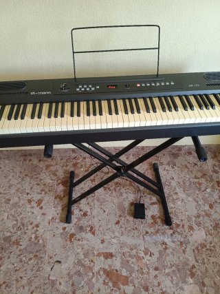 Teclado Eléctrico con pedal.