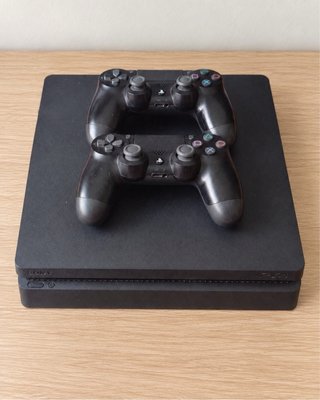 PS4 Slim negra + mando DualShock 4 + cable