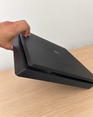 PS4 Slim negra + mando DualShock 4 + cable