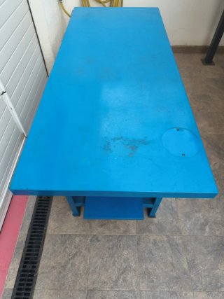 Banco de trabajo azul grande con cajones