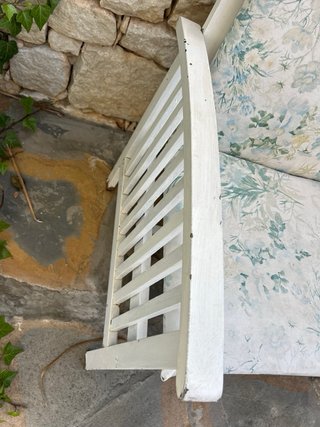 Banco de madera blanco con cojines florales