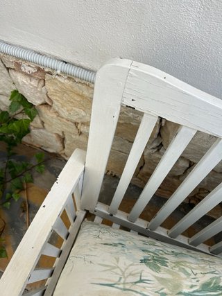 Banco de madera blanco con cojines florales