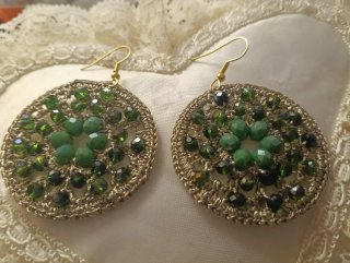 Orecchini rotondi con perline verdi