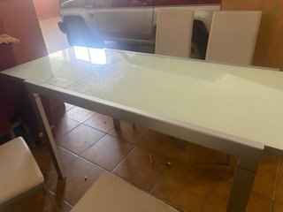 Mesa comedor extensible y 4 Sillas