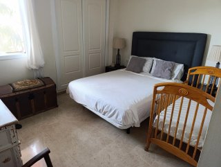 Cuna de madera con ruedas y colchón