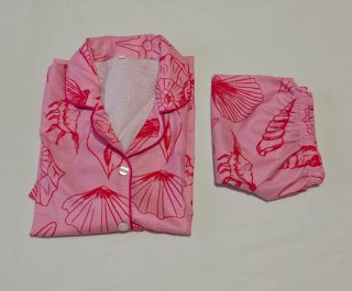 Pijama corto con estampado de conchas