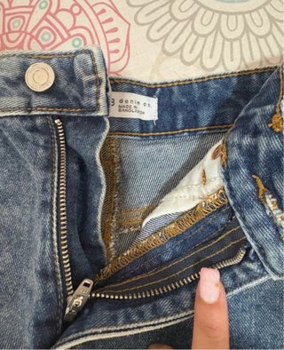Pantalón vaquero corto desgastado
