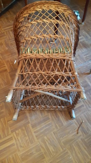 Silla de mimbre.