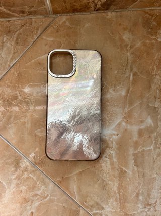 Funda iPhone 14 con detalles brillantes