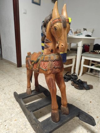 Caballo balancín de madera antiguo