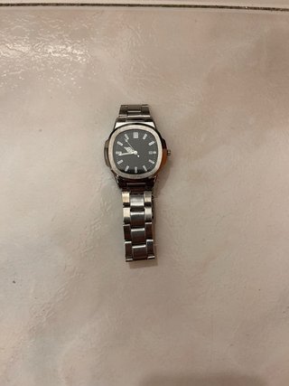Reloj de pulsera plateado y negro