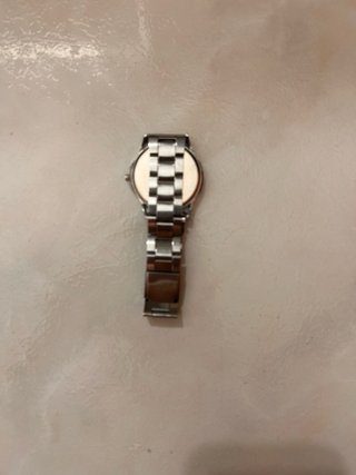 Reloj de pulsera plateado y negro