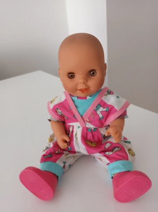 Muñeco bebé con mono estampado