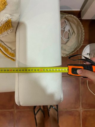 Sofá de piel beige, poco uso
