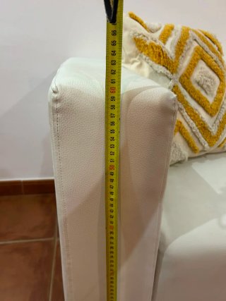 Sofá de piel beige, poco uso