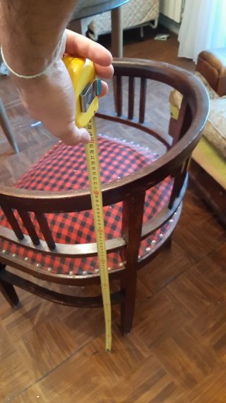 Silla de madera antigua con tapicería