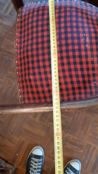 Silla de madera antigua con tapicería