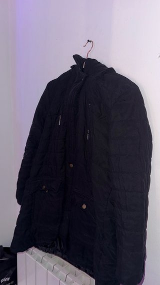 Parka acolchada negra con capucha