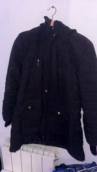 Parka acolchada negra con capucha