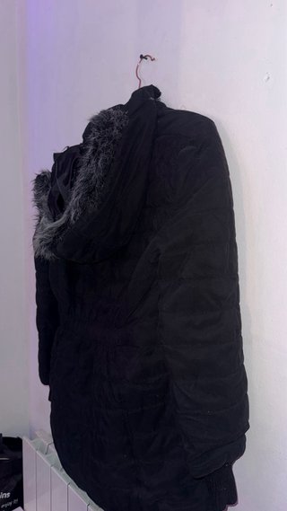 Parka acolchada negra con capucha