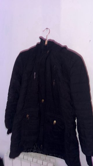 Parka acolchada negra con capucha
