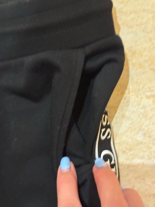 Pantalones Guess negros con logo lateral