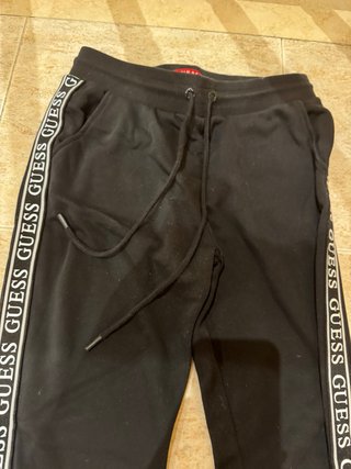 Pantalones Guess negros con logo lateral