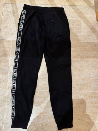 Pantalones Guess negros con logo lateral