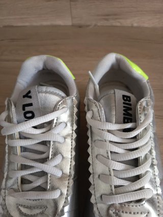 Deportivas plateadas