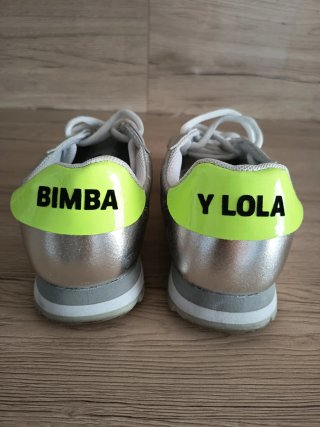 Deportivas plateadas