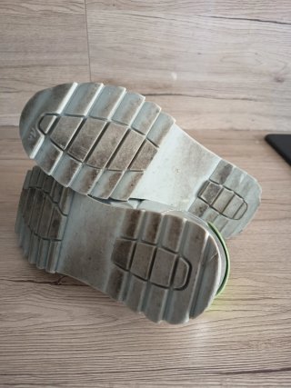 Deportivas plateadas