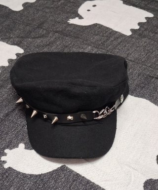 Gorro negro con pinchos y cadena