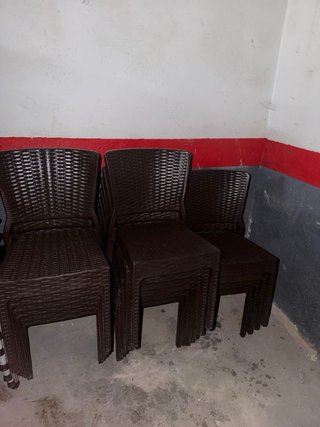 Sillas de plástico estilo ratán (marrón) a 12€ udc