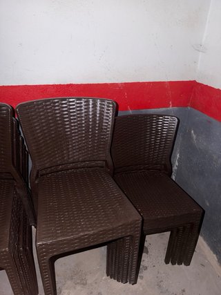 Sillas de plástico estilo ratán (marrón) a 12€ udc