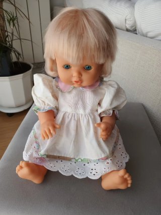 Muñeca de bebé con vestido blanco