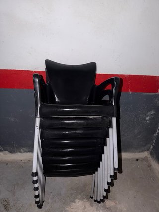 Sillas de plástico para terraza (metal) a 8€ cada