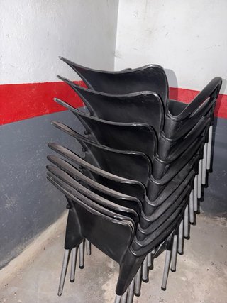 Sillas de plástico para terraza (metal) a 8€ cada