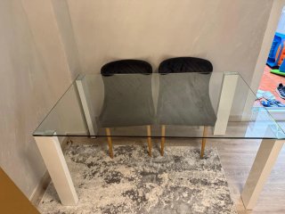 Mesa de cristal y madera blanca