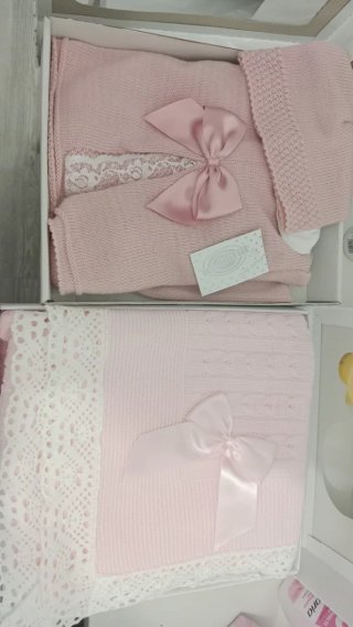 Conjunto bebé rosa toquilla y gorrito