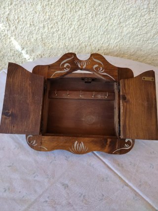 Mueble pequeño guardallaves decorado.