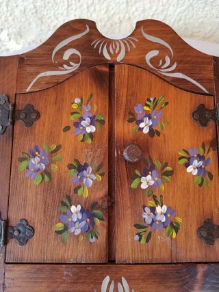 Mueble pequeño guardallaves decorado.