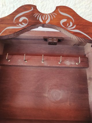 Mueble pequeño guardallaves decorado.