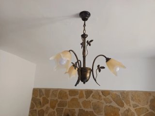 Lámpara de forja con detalles. Leds incluidos
