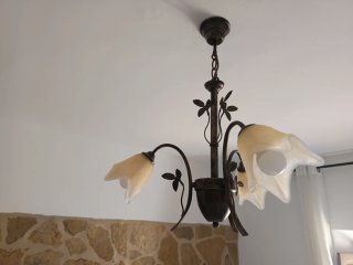 Lámpara de forja con detalles. Leds incluidos