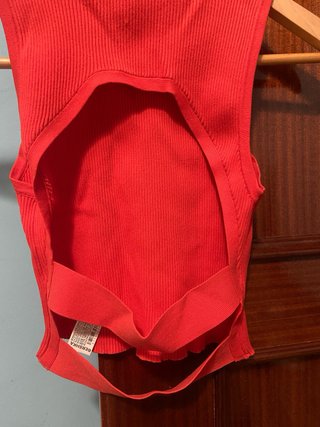 Camiseta Bershka roja espalda descubierta Talla S