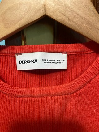 Camiseta Bershka roja espalda descubierta Talla S