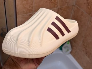 Zapatillas Adidas tipo Crocs Beige talla 40-41