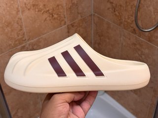 Zapatillas Adidas tipo Crocs Beige talla 40-41